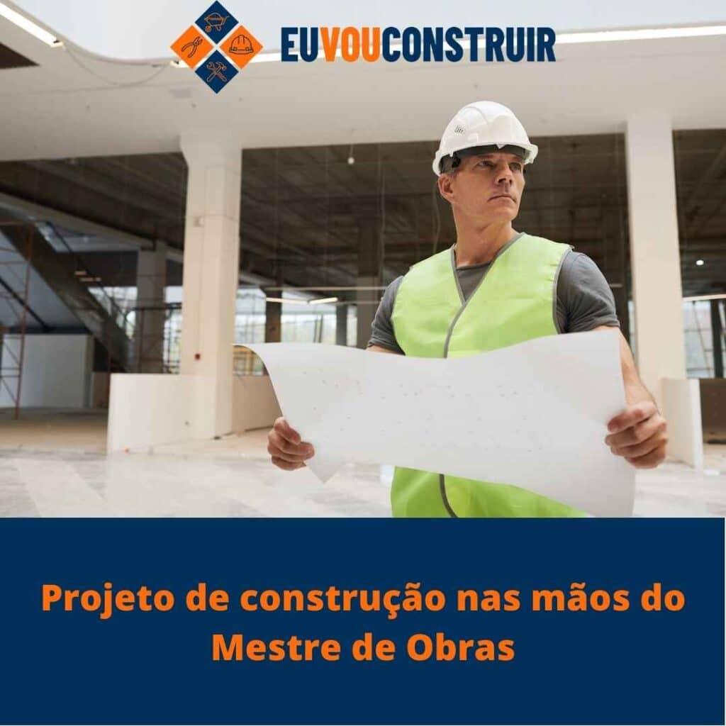 Projeto de construção nas mãos do Mestre de Obras